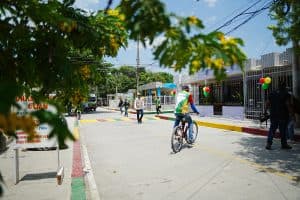 Barrio 7 de Agosto estrena Carrera 15 renovada: 82 familias celebran transformación vial