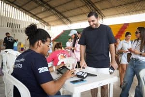 Gobernador Arana vota en Cartagena y pide más descentralización para las regiones