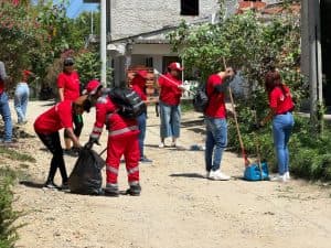 Veolia realiza jornada de limpieza en Barú para proteger manglares y ecosistemas marinos
