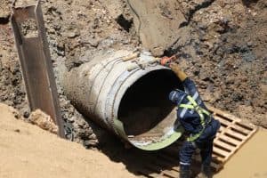 Deslizamiento de terreno retrasa reparación de tubería principal de agua en Cartagena