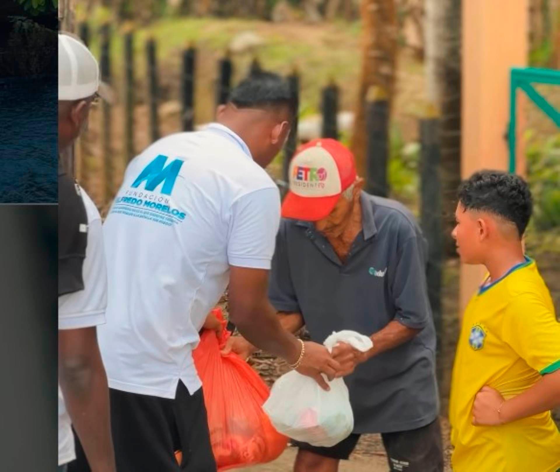 Alfredo Morelos regresa a Córdoba en su día libre para llevar esperanza a los damnificados por inundaciones