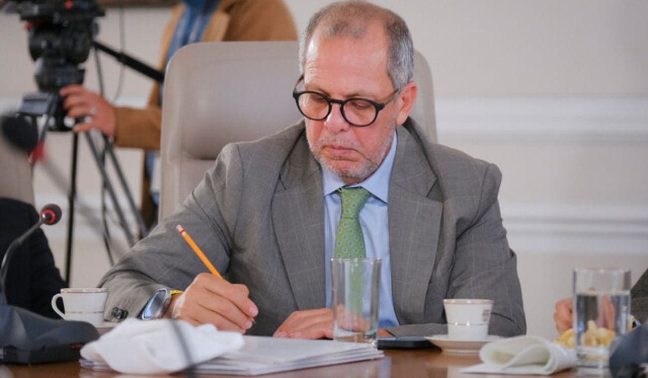 Embajador suspendido niega que tweet pidiendo renuncia de Benedetti sea participación política