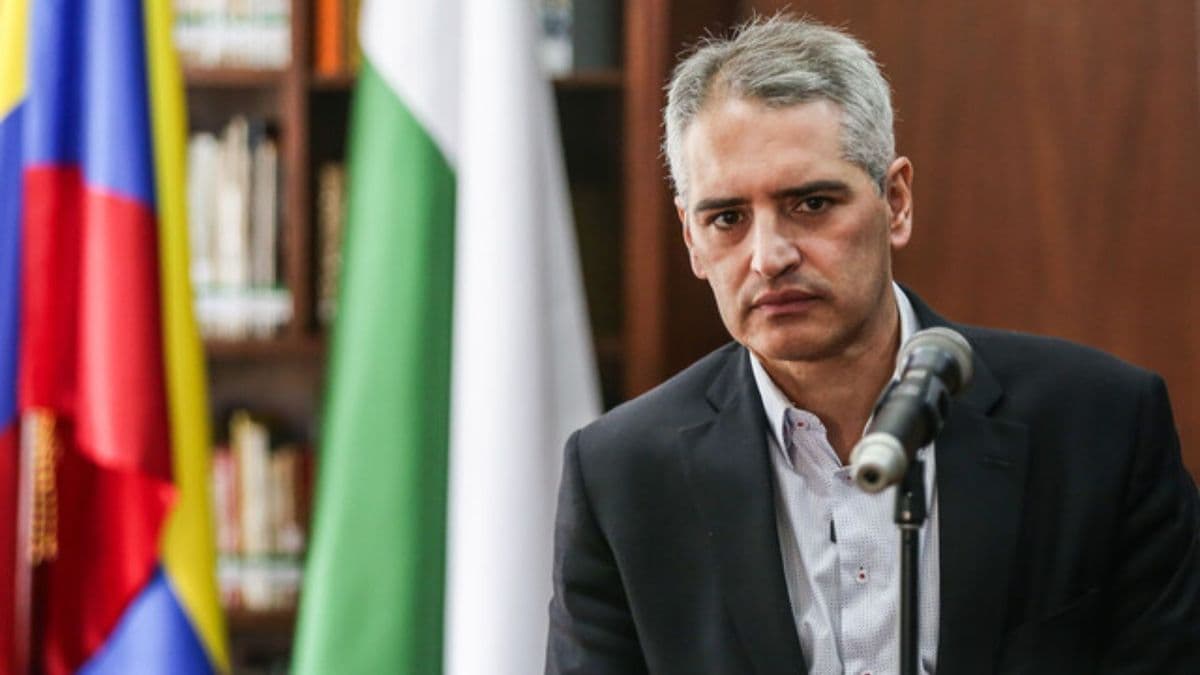 Gobernador de Antioquia respalda a Uribe tras citación de la Fiscalía por masacres