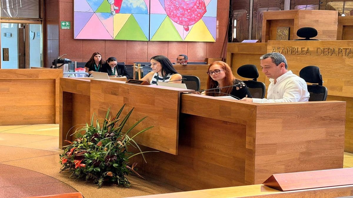 Asamblea de Antioquia declara persona no grata al candidato presidencial Iván Cepeda