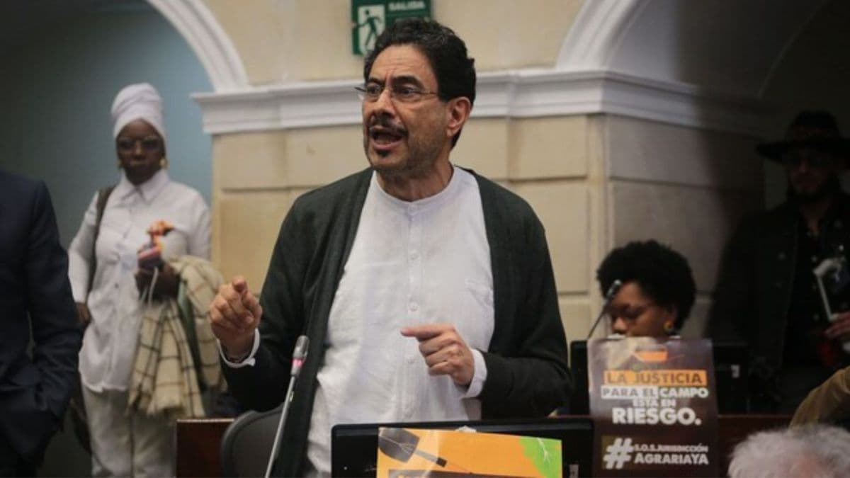 Conservadores se dividen: congresistas azules consideran apoyar a Iván Cepeda en 2026