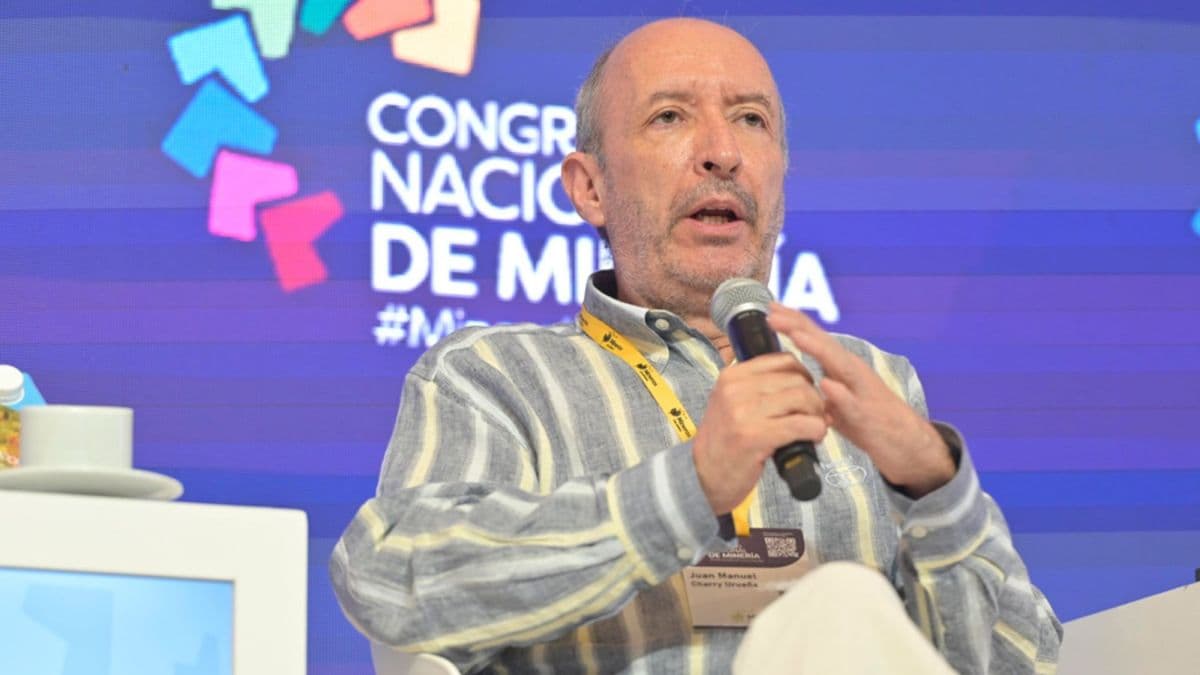 Reformar la Constitución fuera de los cauces legales sería un golpe de Estado, advierte experto