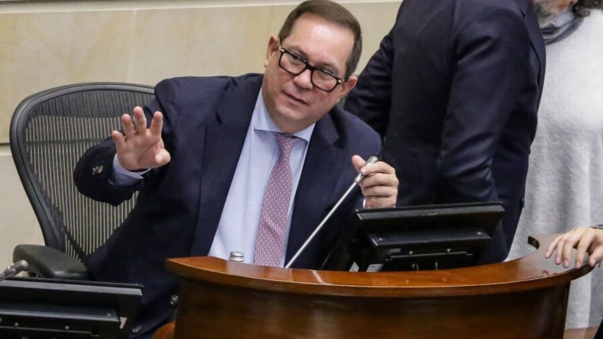 Presidente del Senado le devuelve la crítica a Petro por ausentismo en el Congreso