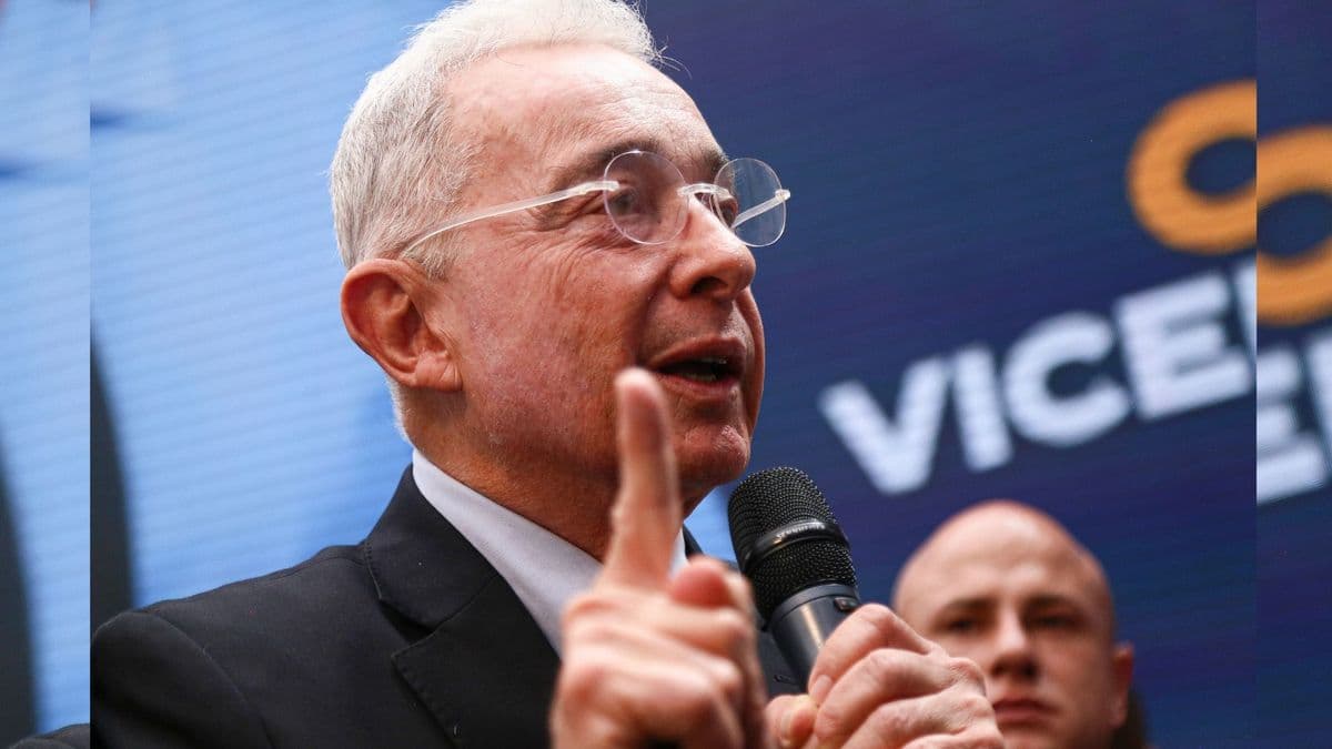 Uribe denuncia presión de grupos armados para obligar votación por Cepeda en elecciones