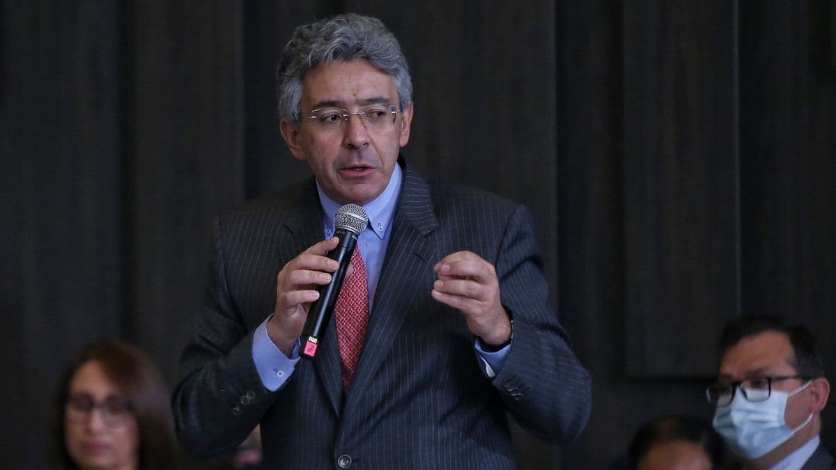 Enrique Gómez denuncia intimidación armada contra coordinadores en Viotá mientras se reportan presiones electorales en varias regiones