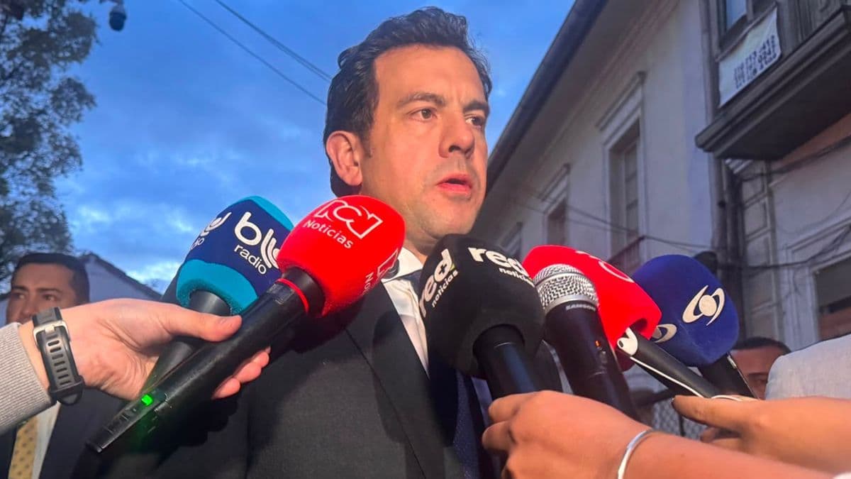 Lara arremete contra Petro por acusaciones de fraude y advierte sobre amenazas al orden democrático