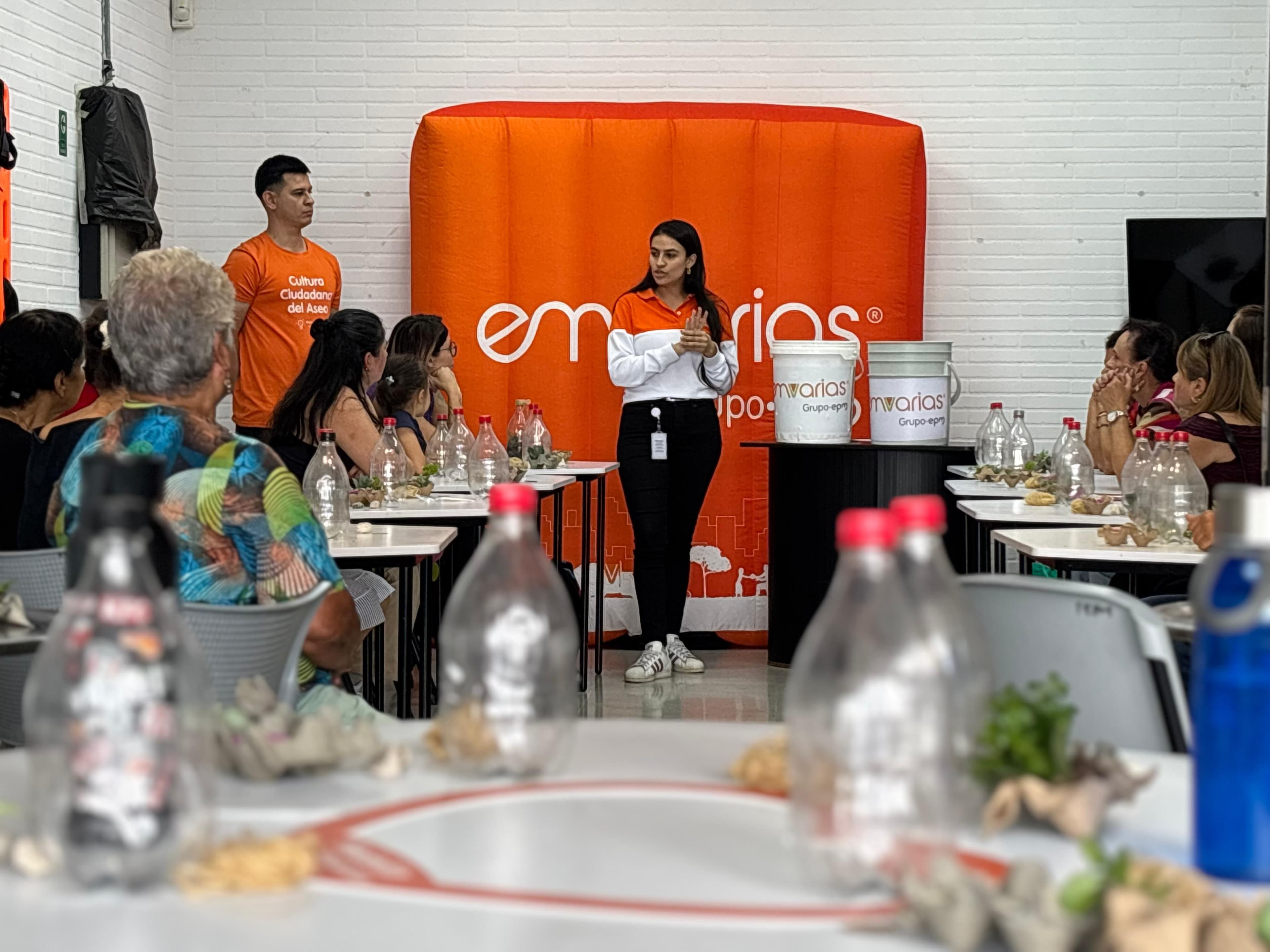 Trueque Naranja en San Juan: cambia tu aceite usado por ropa y juguetes