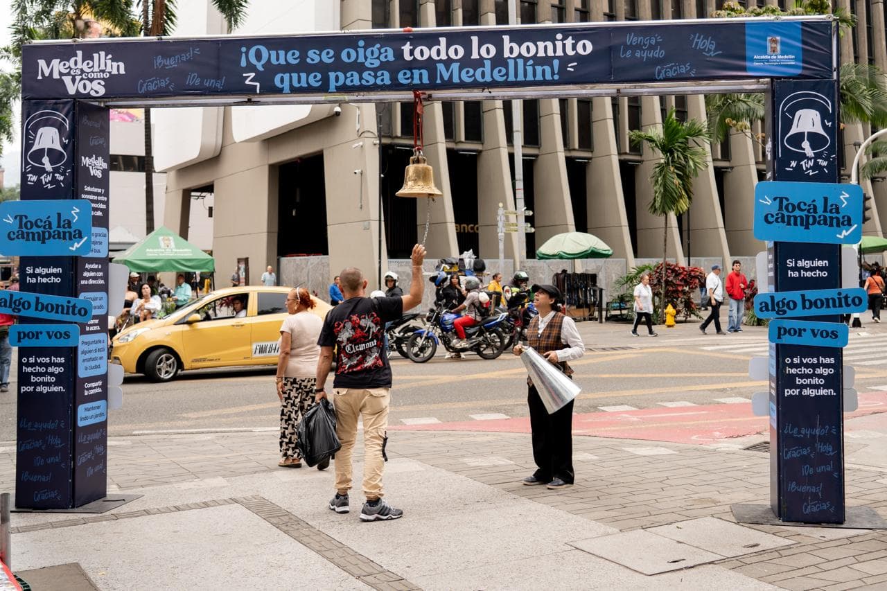 Medellín instala campanas en espacios públicos para que ciudadanos compartan historias de solidaridad