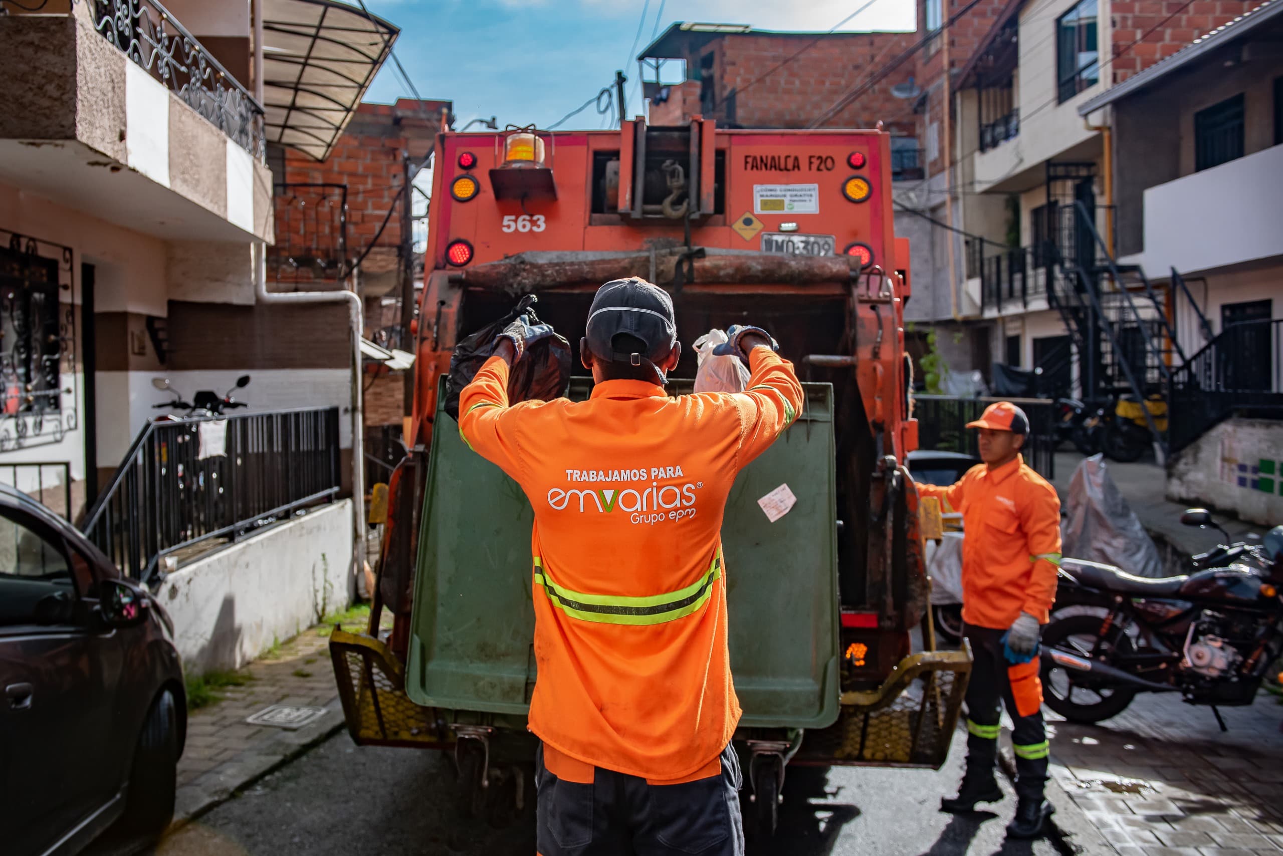 Medellín recoge basura a pie en laderas: ya alcanza a más de 206 mil usuarios