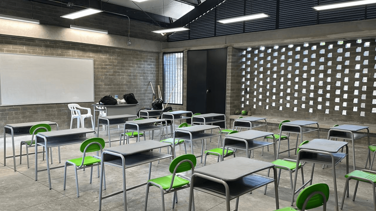 Veinte años de espera terminaron: estudiantes de Turbo estrenan escuela digna