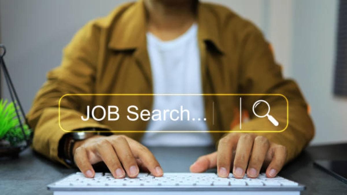 Desempleo cae a 8,8% en marzo, pero persisten barreras para escapar de la informalidad