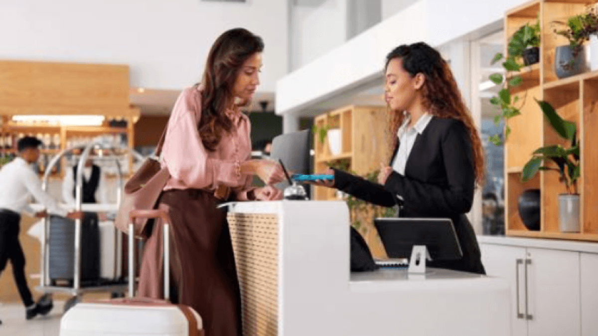 Turismo en crisis: ingresos hoteleros caen 4,1% mientras los salarios suben, pero los hoteles cierran puertas