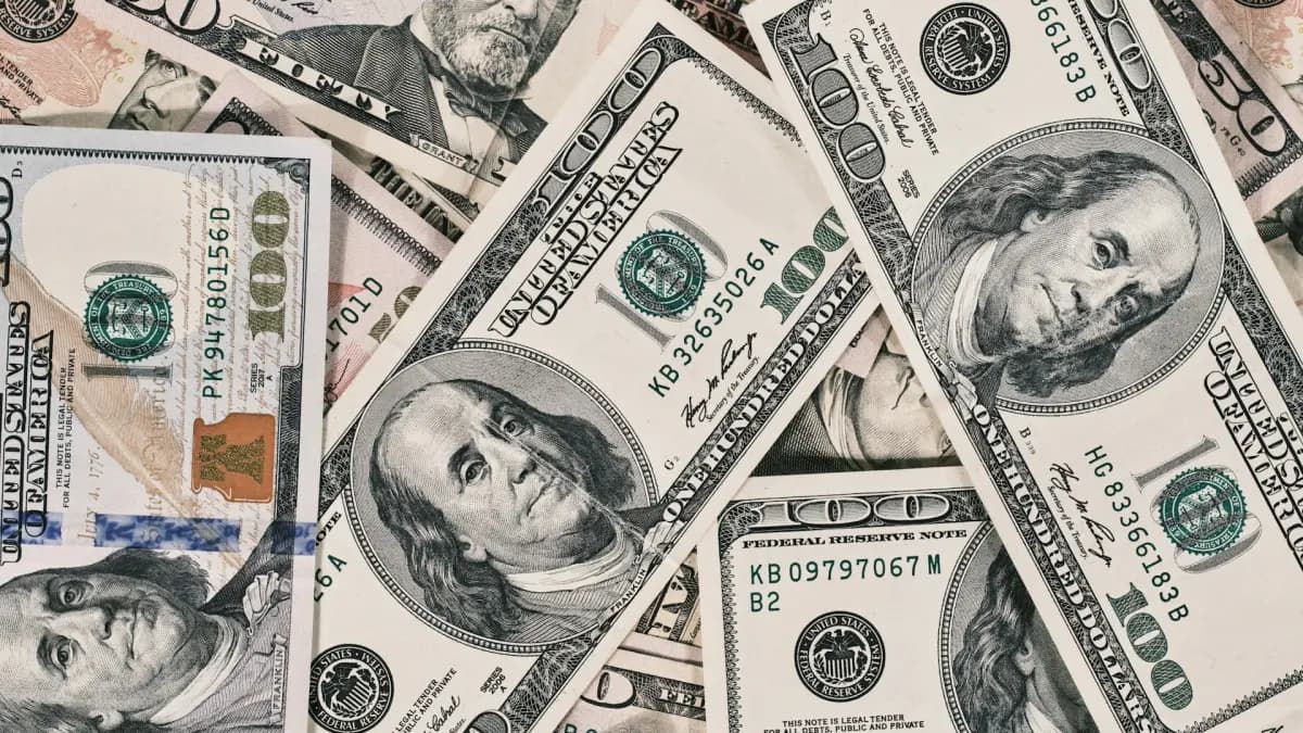 El dólar se mantiene tranquilo por debajo de $3.700 mientras inversionistas esperan señales de la Fed