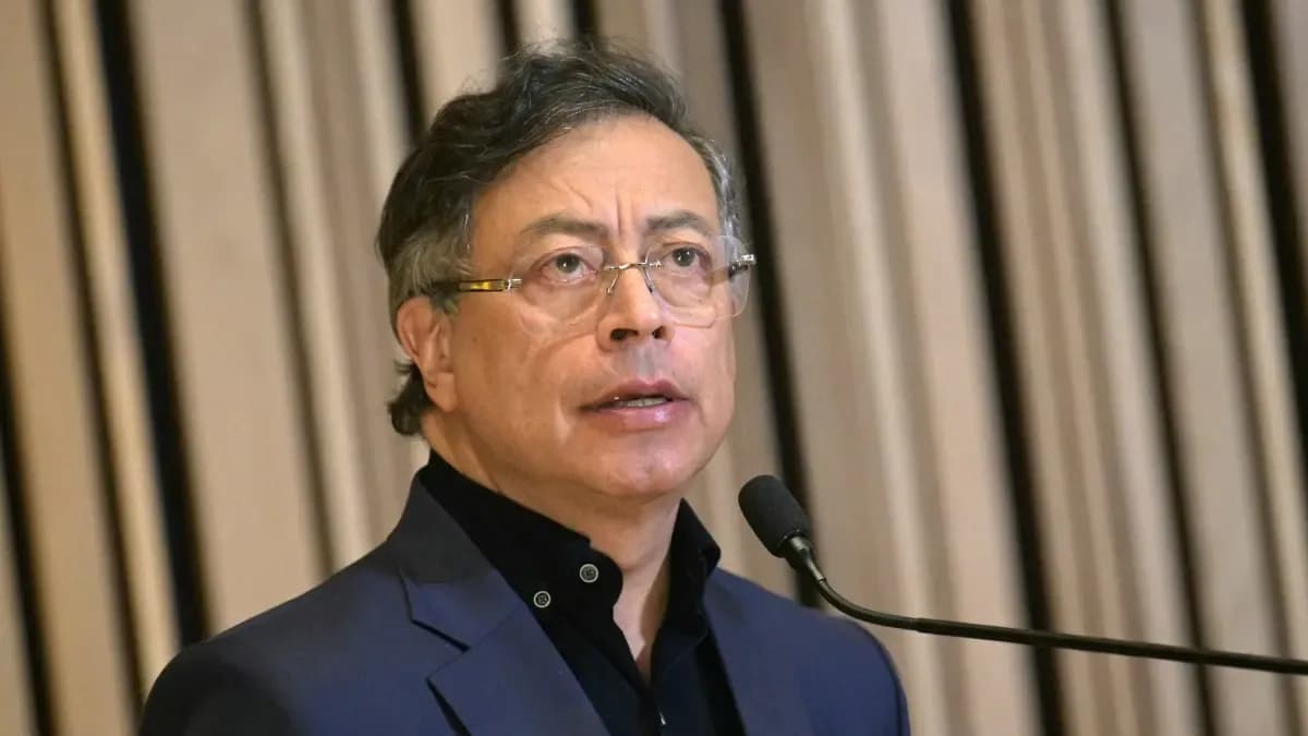 Petro defiende obligar a bancos a invertir en emergencia climática: exministros advierten sobre riesgos