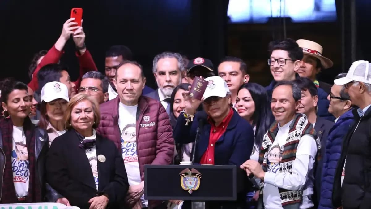 Petro presenta nuevo pasaporte colombiano con diseño de mariposas y pescadores, listo para abril