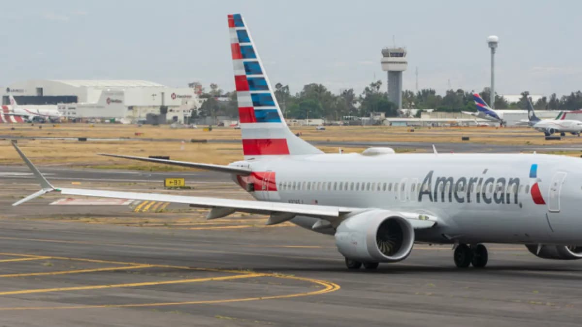 Avión de American Airlines llega a Medellín con un presunto agujero de bala en el fuselaje