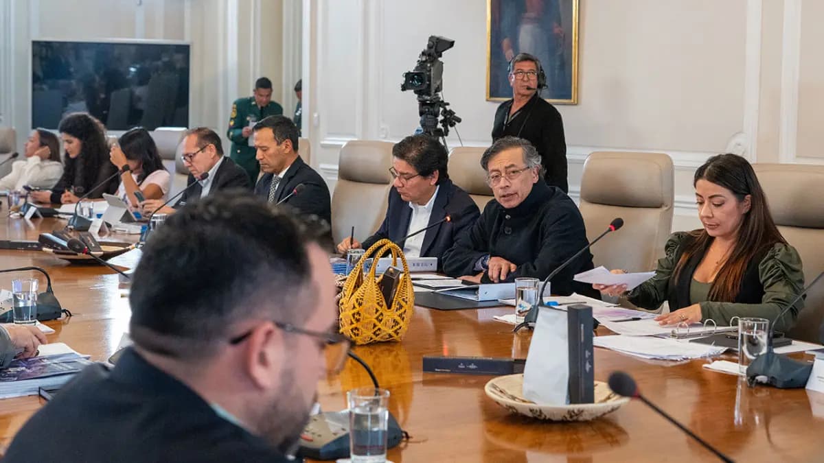 Petro acusa a Ecuador de bombardear territorio colombiano en la frontera