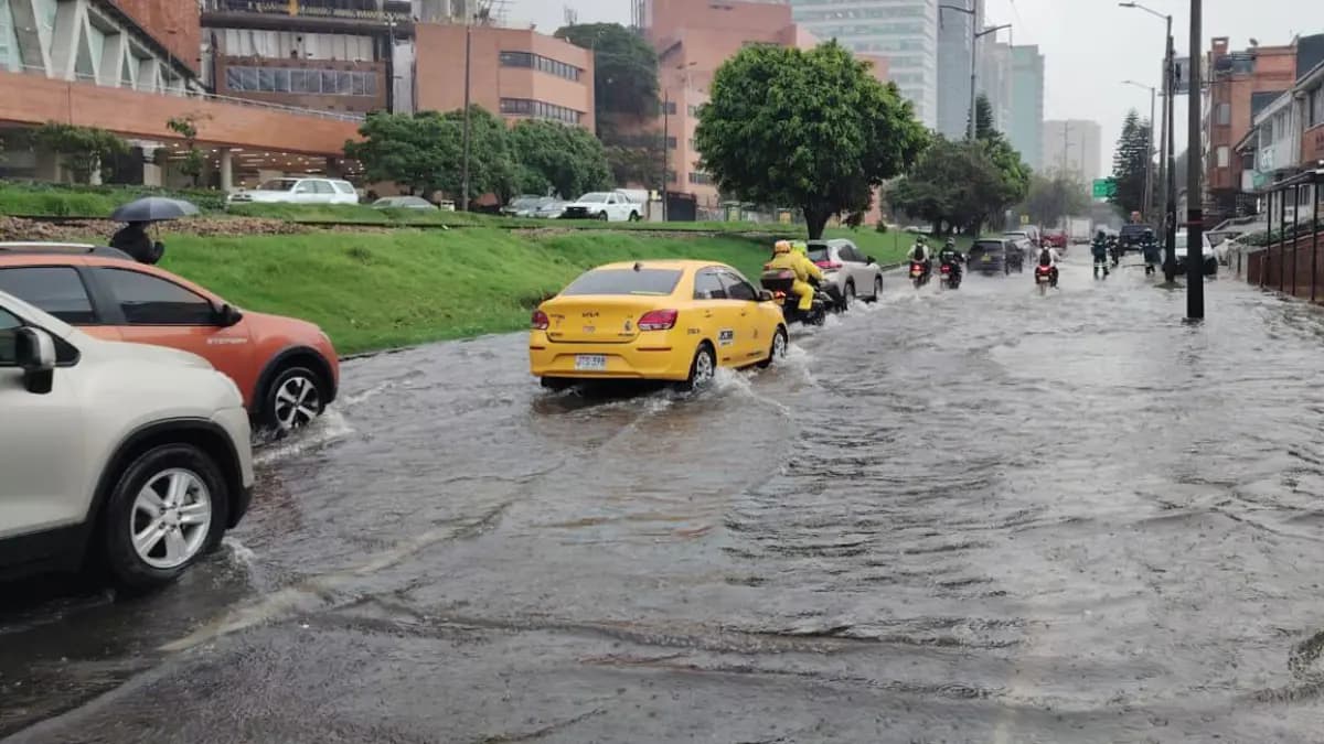 Bogotá se ahoga: las lluvias extremas desbordan alcantarillas y paralizan la ciudad