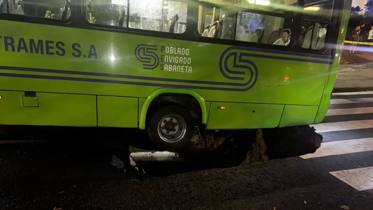 Socavón en Avenida El Poblado deja bus atrapado y paraliza movilidad en Medellín