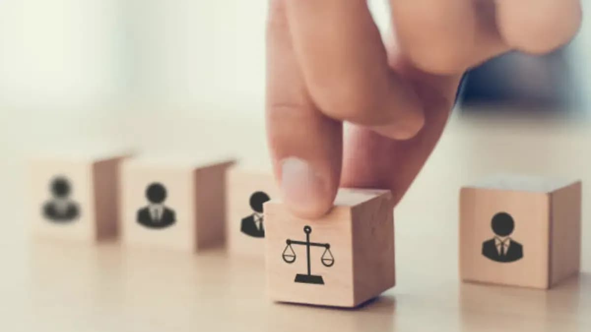 Los pactos secretos entre empresas para no contratar empleados: qué riesgos tienen en Colombia