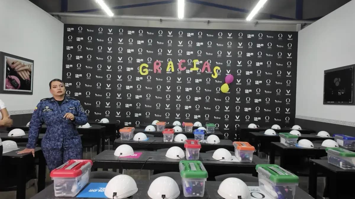 Mujeres en prisión aprenden a ser manicuristas para conseguir empleo tras salir en libertad