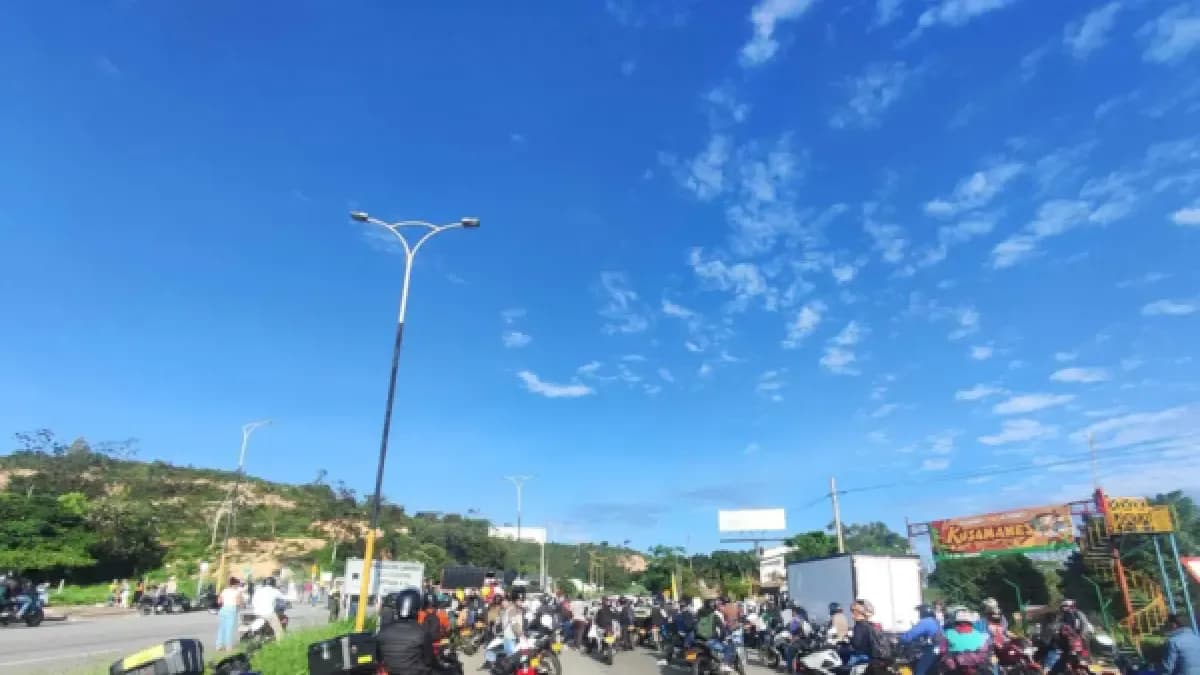 Bloqueos en Santander cuestan $120 mil millones diarios: tiendas cierran y vuelos se cancelan