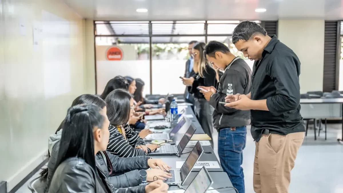 Bogotá abre más de 3.550 empleos: construcción lidera y hay oportunidades para todos los perfiles