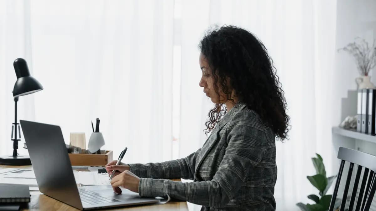 Mujeres lideran la preferencia por trabajo híbrido en América Latina y obligan a empresas a cambiar