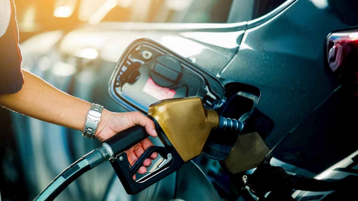 Gobierno prepara nueva rebaja de gasolina para marzo: bajaría a $15.057 por galón