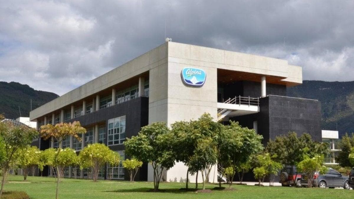 Ministerio clausura áreas de Alpina por riesgos graves; empresa dice que inspección fue sin trabas