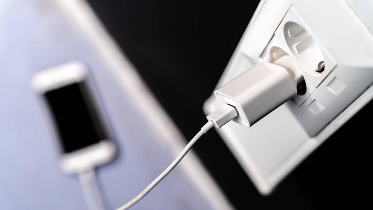 Tu cargador se calienta demasiado: qué lo causa y cómo evitar que dañe tu teléfono