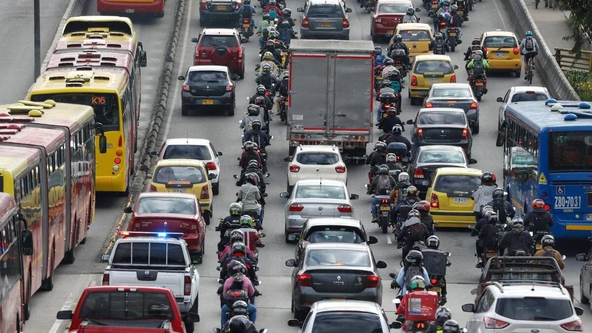 Viernes caótico en Bogotá: incendio, volcamientos y tractocamiones varados paralizan la ciudad