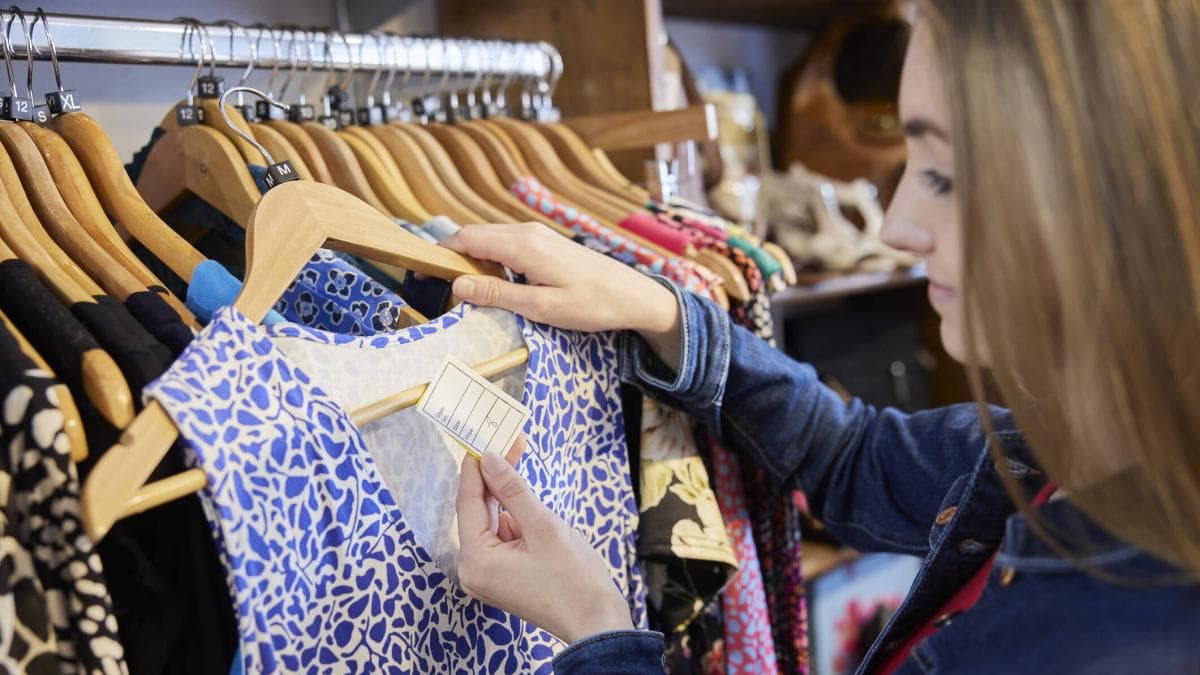 Por qué dejamos de lado la ropa sostenible aunque sabemos que la moda rápida daña el planeta