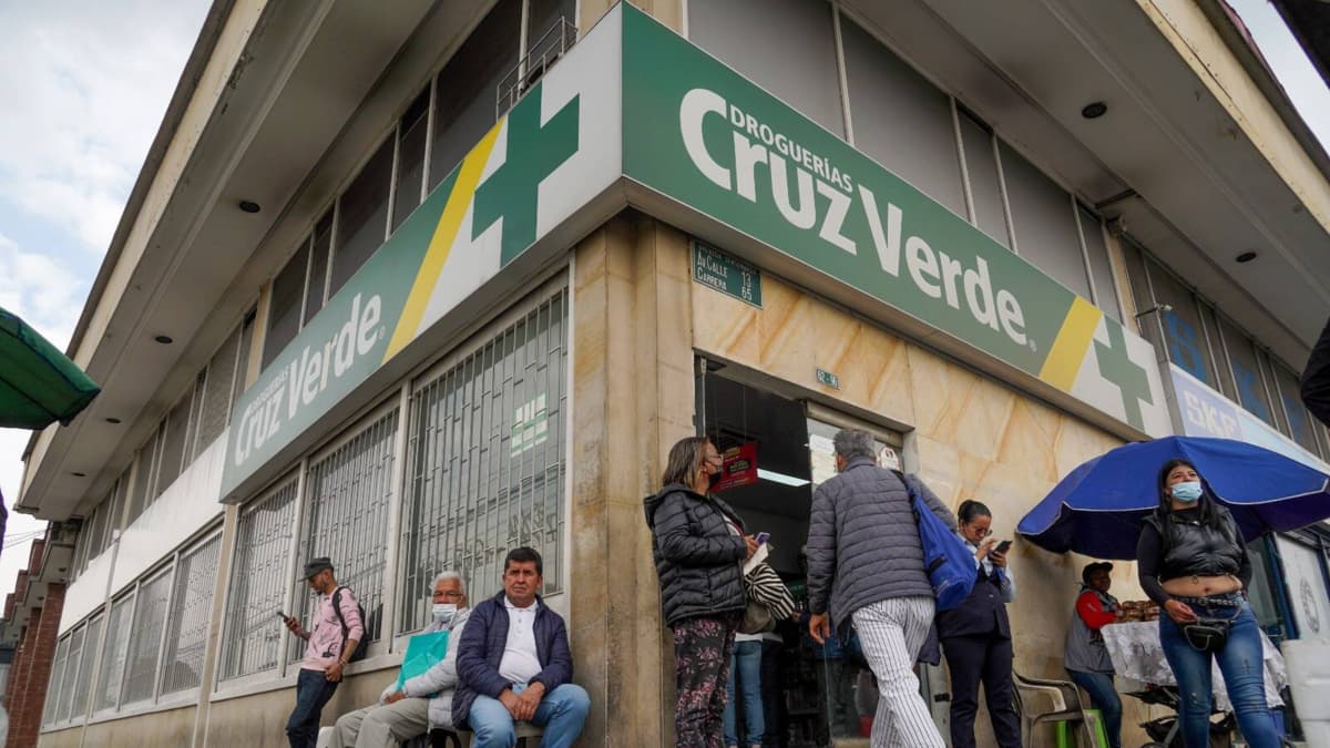 Cruz Verde dejará de surtir medicamentos a afiliados de Sanitas desde octubre de 2026