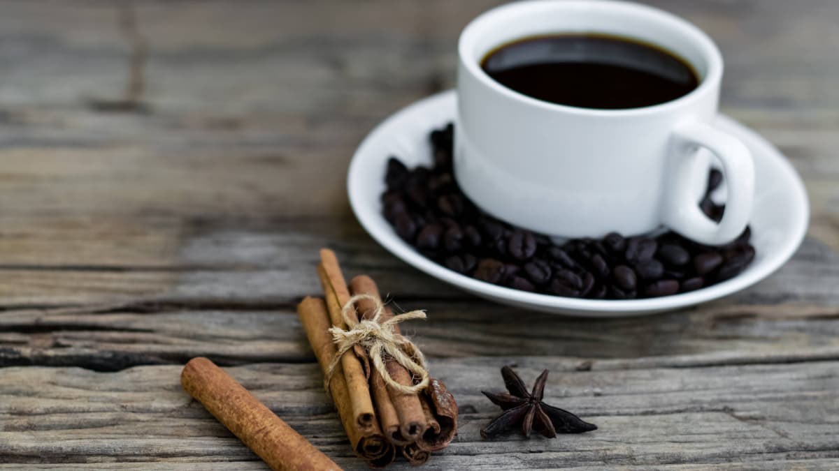 Café con canela: la combinación que gana adeptos por sus potenciales beneficios para el corazón y el peso