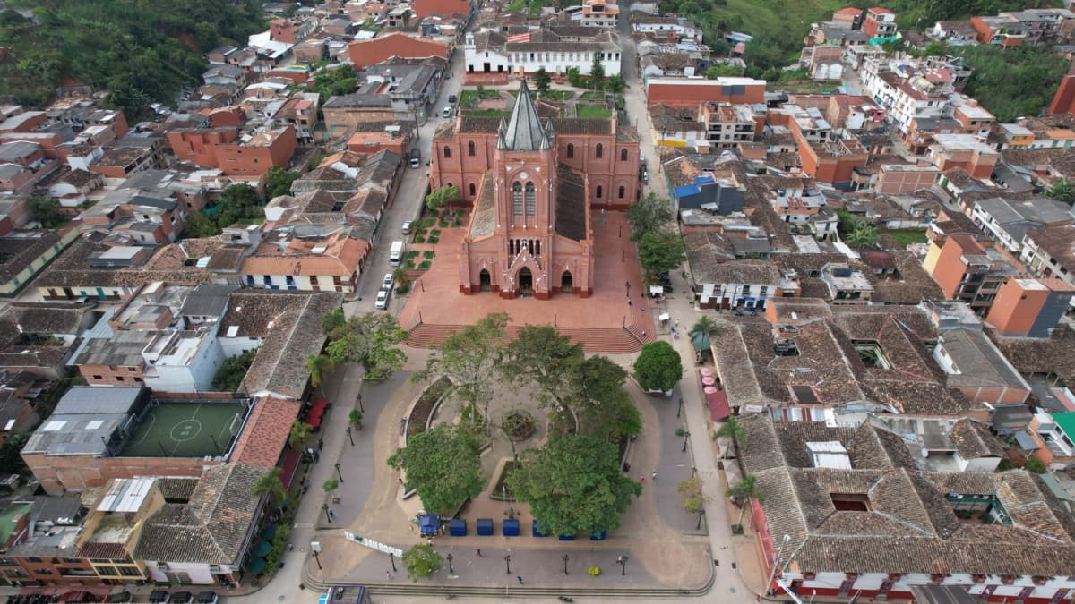 Familia de tres hallada sin vida en San Roque: investigan presunto suicidio en Antioquia