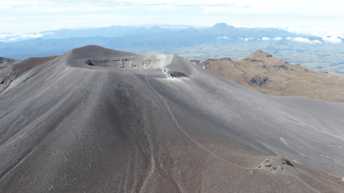 Volcán Puracé registra aumento de sismos y emisión de ceniza, alerta el Servicio Geológico