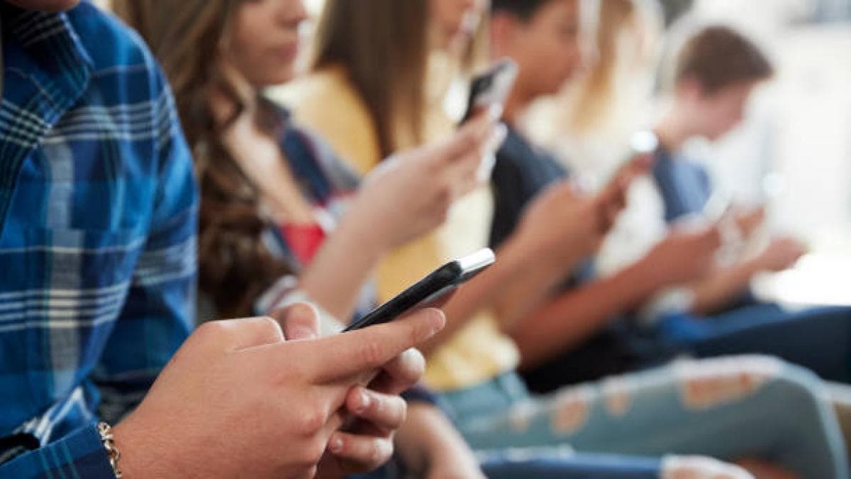 Crece presión para prohibir celulares en colegios colombianos: qué dice la ciencia