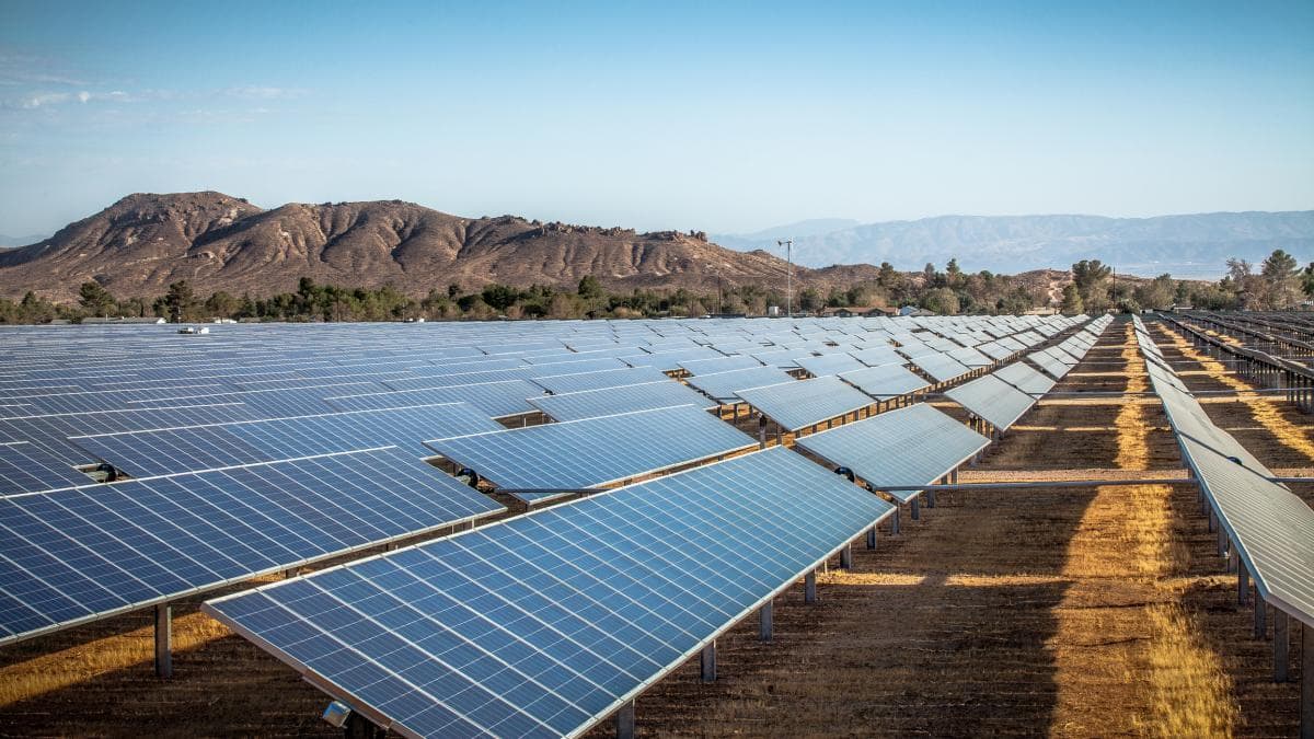 Joven cubano crea paneles solares para triciclos y soluciona crisis energética que aqueja a transportadores