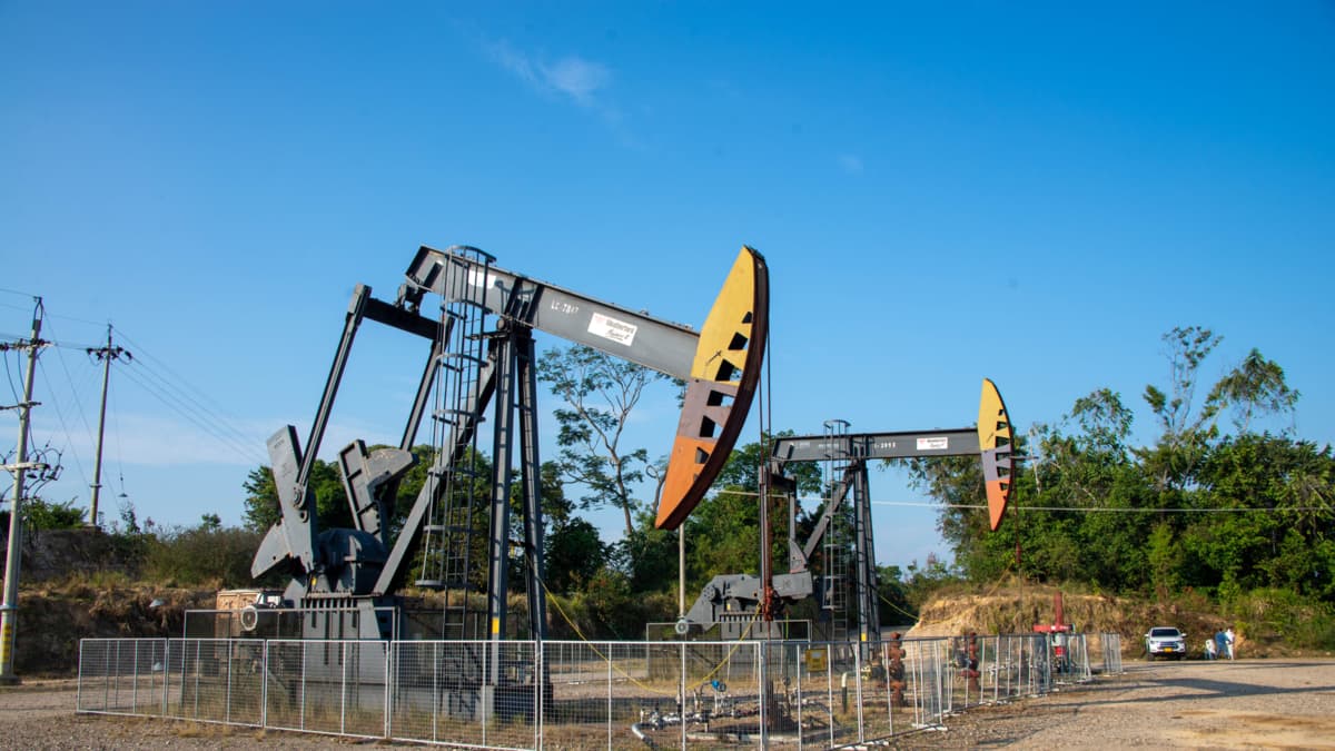 Guerra en Oriente Medio dispara los precios del petróleo y gas a máximos en meses