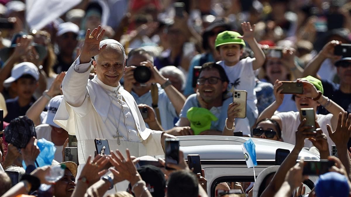 Papa León XIV reflexiona sobre guerra y abuso de poder en viacrucis del Viernes Santo en Roma