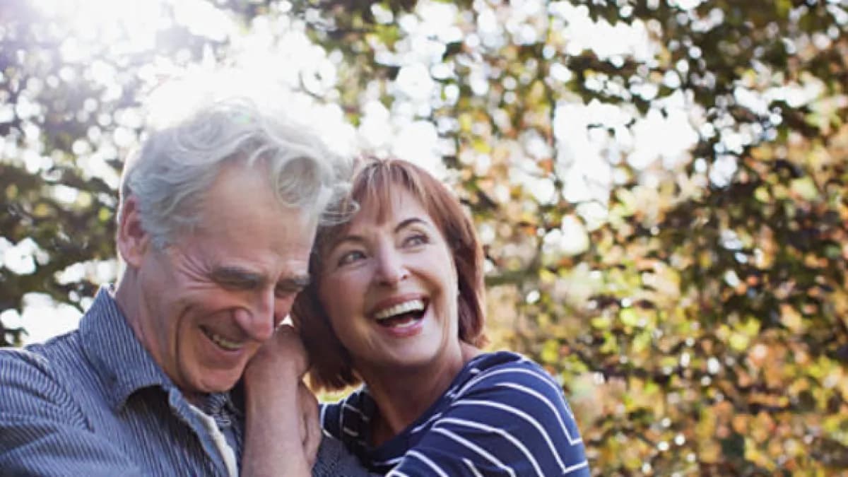 Cuatro pilares para una vida plena después de los 50: amor, trabajo, cultura y amistad