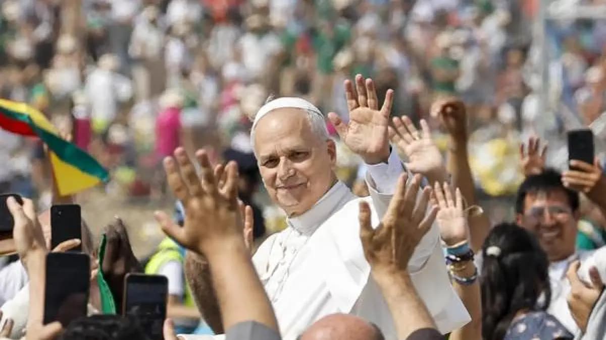 Papa advierte a jóvenes sobre adicción al celular y pide establecer límites en su uso