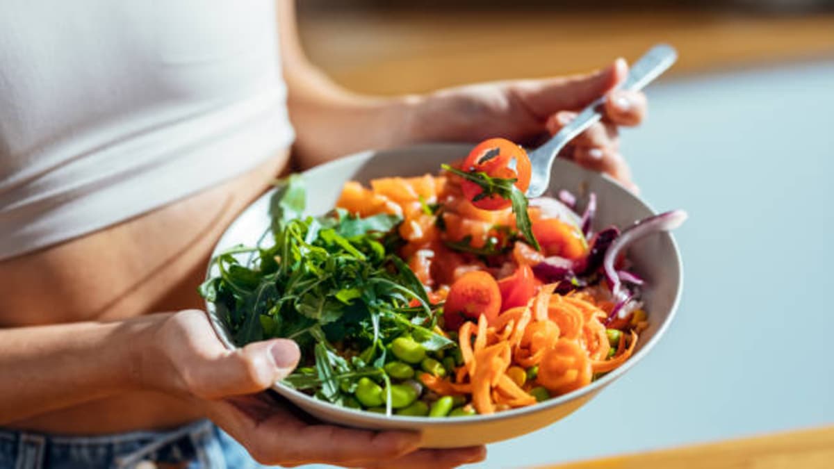 Cenar tres horas antes de dormir mejora el corazón y controla el azúcar en sangre