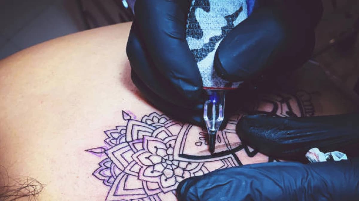 Anestesiólogos alertan sobre tatuajes bajo sedación en lugares no autorizados de Bogotá