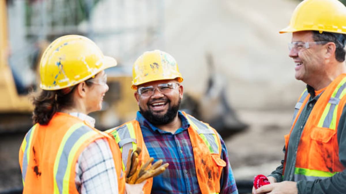 El salario mínimo sube 23%, las empresas cierran puertas: así cambiaron las reglas de contratación